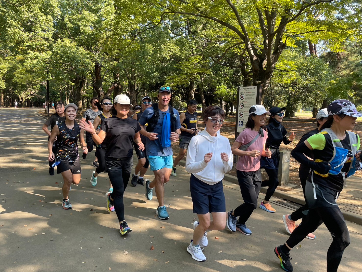 <p>この日は晴天の秋空☀</p>
<p>場所はランナーに人気の都内ランニングスポット「代々木公園」</p>
<p>さわやかな秋の空気の中、ランニングスタート🙌</p>
<p>公園内の約1.8㎞の周回コースを3～5周します。</p>
<p>周回コースなので、走る速さも距離もみんなそれぞれ。</p>
<p>ゆっくり走ったり、歩いたり、ちょっと頑張って速く走ってみたり、、、</p>
<p>ビギナーランナーからベテランランナーまで、誰でも楽しく走れちゃいます👌</p>
<p>頑張る原動力はもちろんこの後の「肉＆ビール」！！</p>